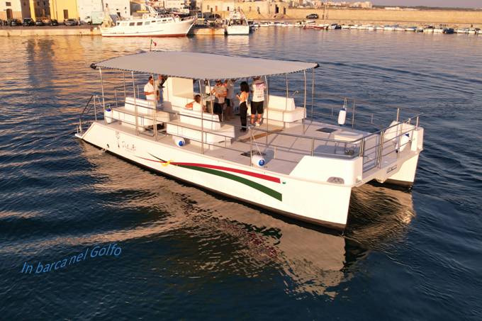 Affitto catamarano in esclusiva per bagno al tramonto